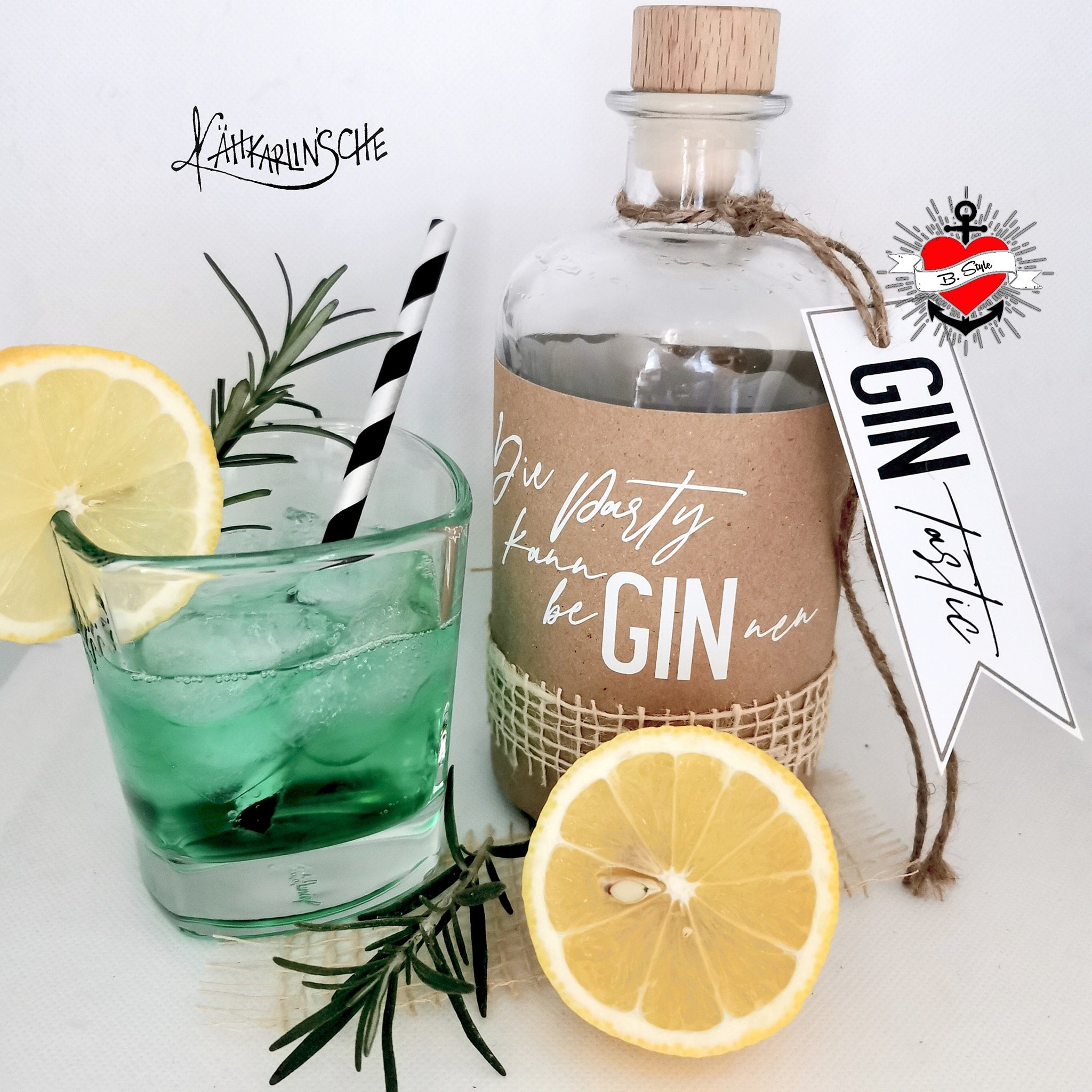 GIN Trinksprüche Plotterdatei von easy-sticks: Ein erfrischender GIN-Cocktail mit Zitrone und Rosmarin, verziert mit einem Etikett, das den Spruch 'Die Party kann be GIN nen' zeigt.