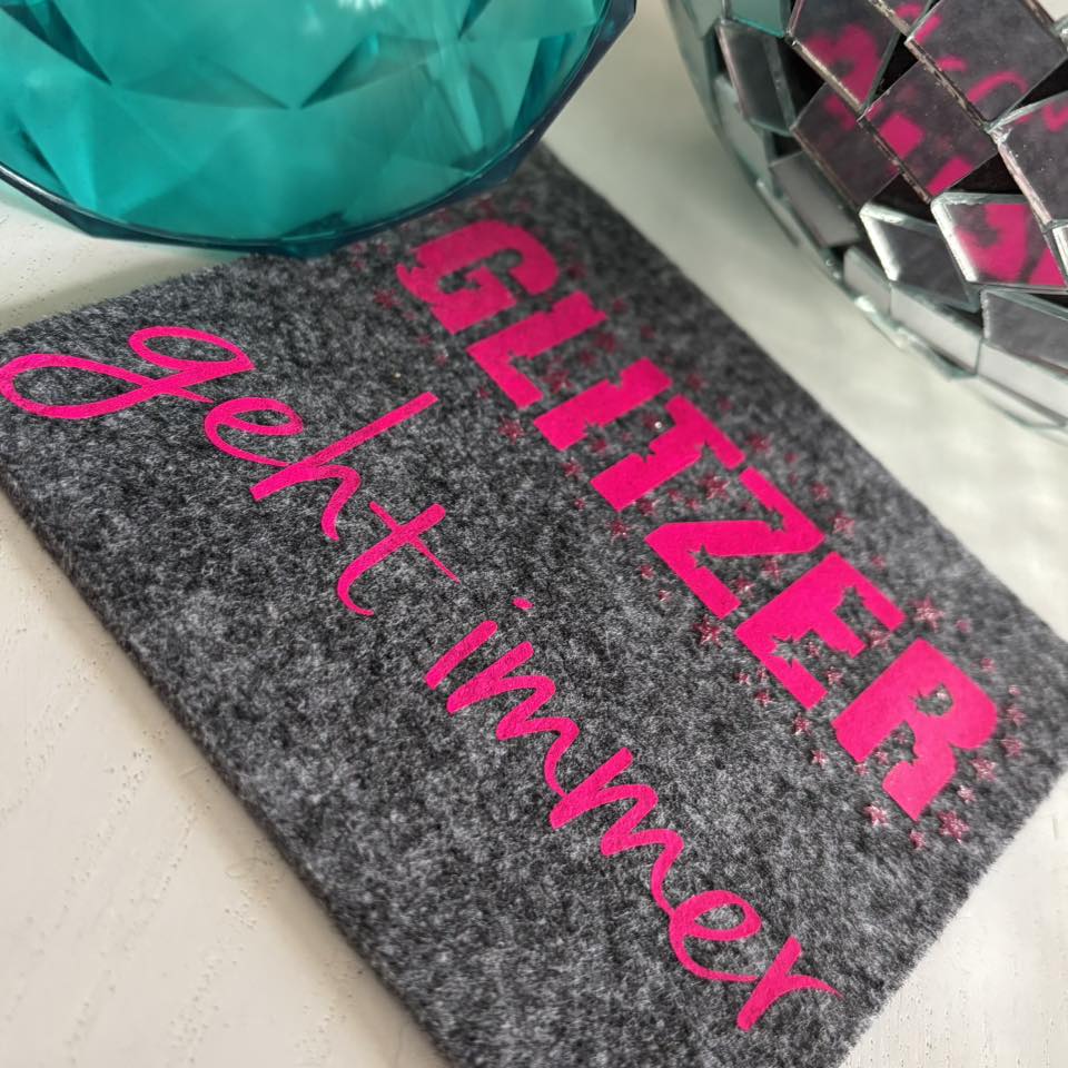 Glitzer Plotterideen Plottersprüche Ohne GLITZER ohne mich Mit Glitzer geht alles Ich steh mit beiden Beinen fest im Glitzer Plotter Schlüsselanhänger Idee Geschenkidee Untersetzer