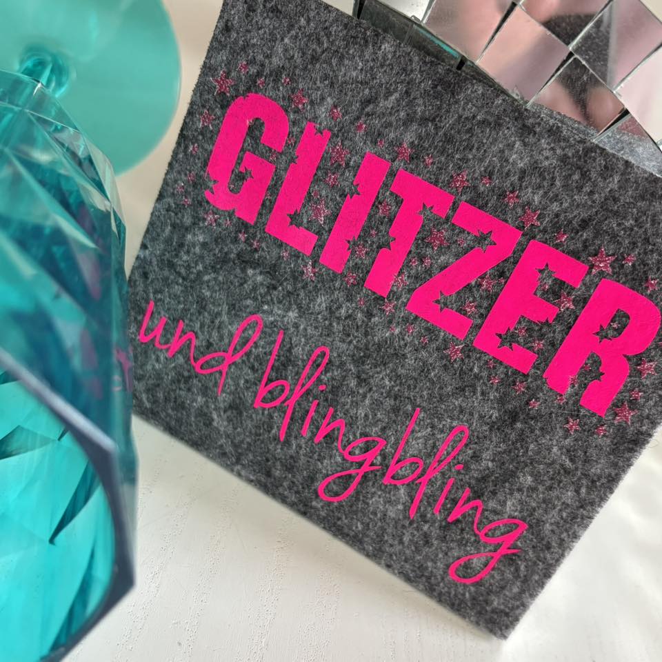 Glitzer Plotterideen Plottersprüche Ohne GLITZER ohne mich Mit Glitzer geht alles Ich steh mit beiden Beinen fest im Glitzer Plotter Schlüsselanhänger Idee Geschenkidee