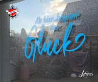 Fensterdekoration mit dem Text 'Ab hier beginnt das Glück' in leuchtendem Blau, erstellt von easy-sticks. Der klare Hintergrund lässt die Schrift lebendig erscheinen und eignet sich perfekt für kreative Projekte.