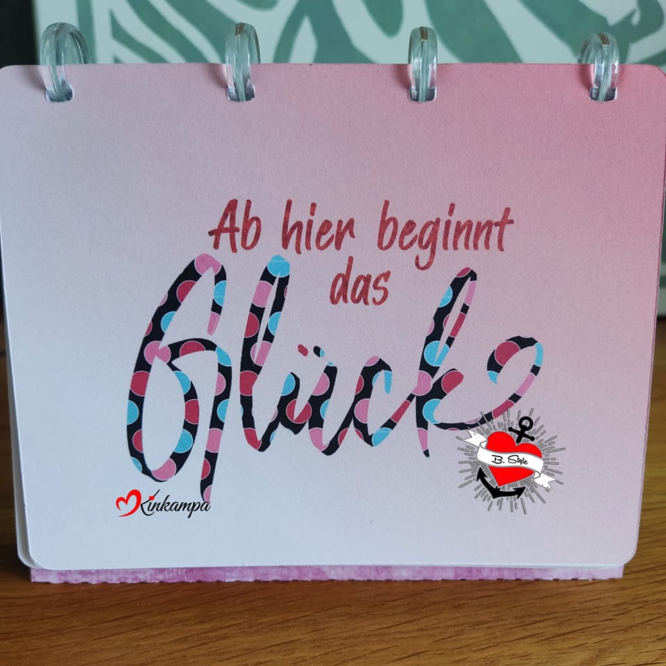 Illustration eines inspirierenden Notizbuchs von easy-sticks mit buntem Design und dem Titel 'Ab hier beginnt das Glück', das Kreativität und Glück symbolisiert.