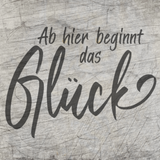 Kreative Laserdatei von easy-sticks mit dem Schriftzug 'Ab hier beginnt das Glück' in stilvollem, handgeschriebenem Design auf einer Holzoberfläche.