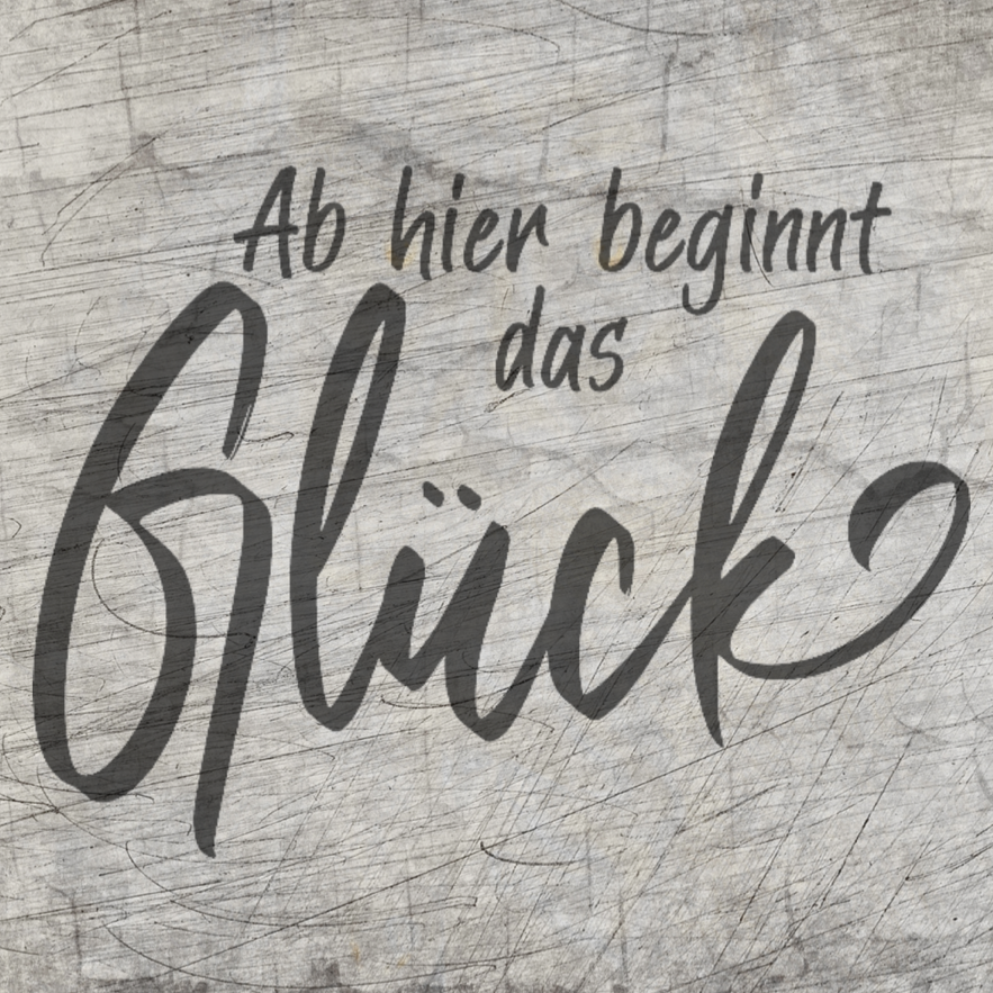 Kreative Laserdatei von easy-sticks mit dem Schriftzug 'Ab hier beginnt das Glück' in stilvollem, handgeschriebenem Design auf einer Holzoberfläche.
