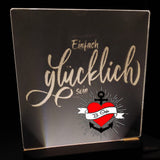 Moderne Acrylplatte mit der inspirierenden Botschaft 'Einfach glücklich sein', eine großartige Verwendung der Plotterdatei von easy-sticks.