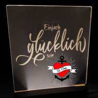 Moderne Acrylplatte mit der inspirierenden Botschaft 'Einfach glücklich sein', eine großartige Verwendung der Plotterdatei von easy-sticks.