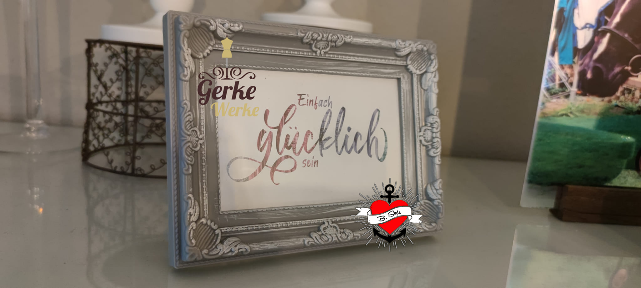 Gestaltetes Rahmenbild mit der Plotterdatei "Einfach Glücklich sein" von easy-sticks. Der edel verzierte Rahmen hält den Schriftzug "glücklich sein" in sanften Farben und fügt sich wunderbar in eine stilvolle Wohndekoration ein.