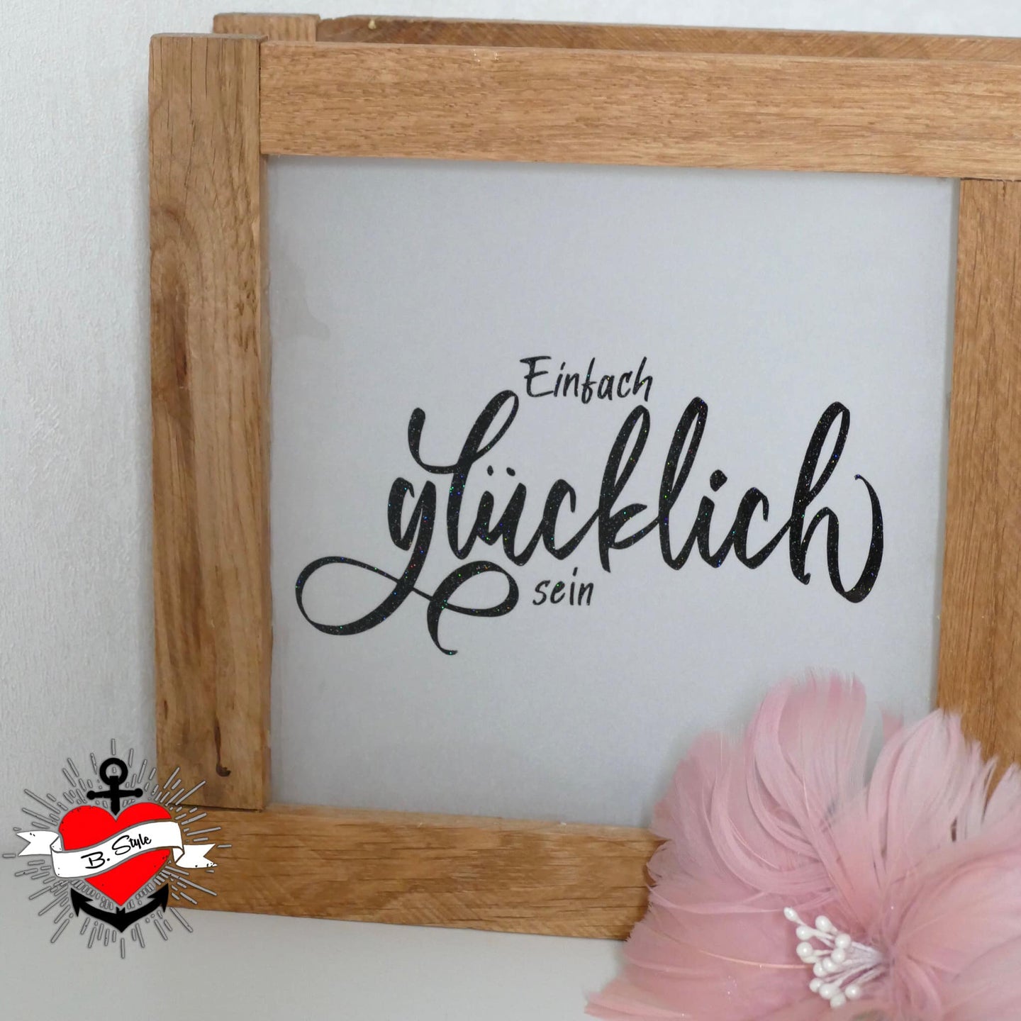 Ein wunderschönes Holzrahmen-Design mit der Aufschrift 'Einfach glücklich sein', ideal für kreative Projekte mit der Plotterdatei von easy-sticks.