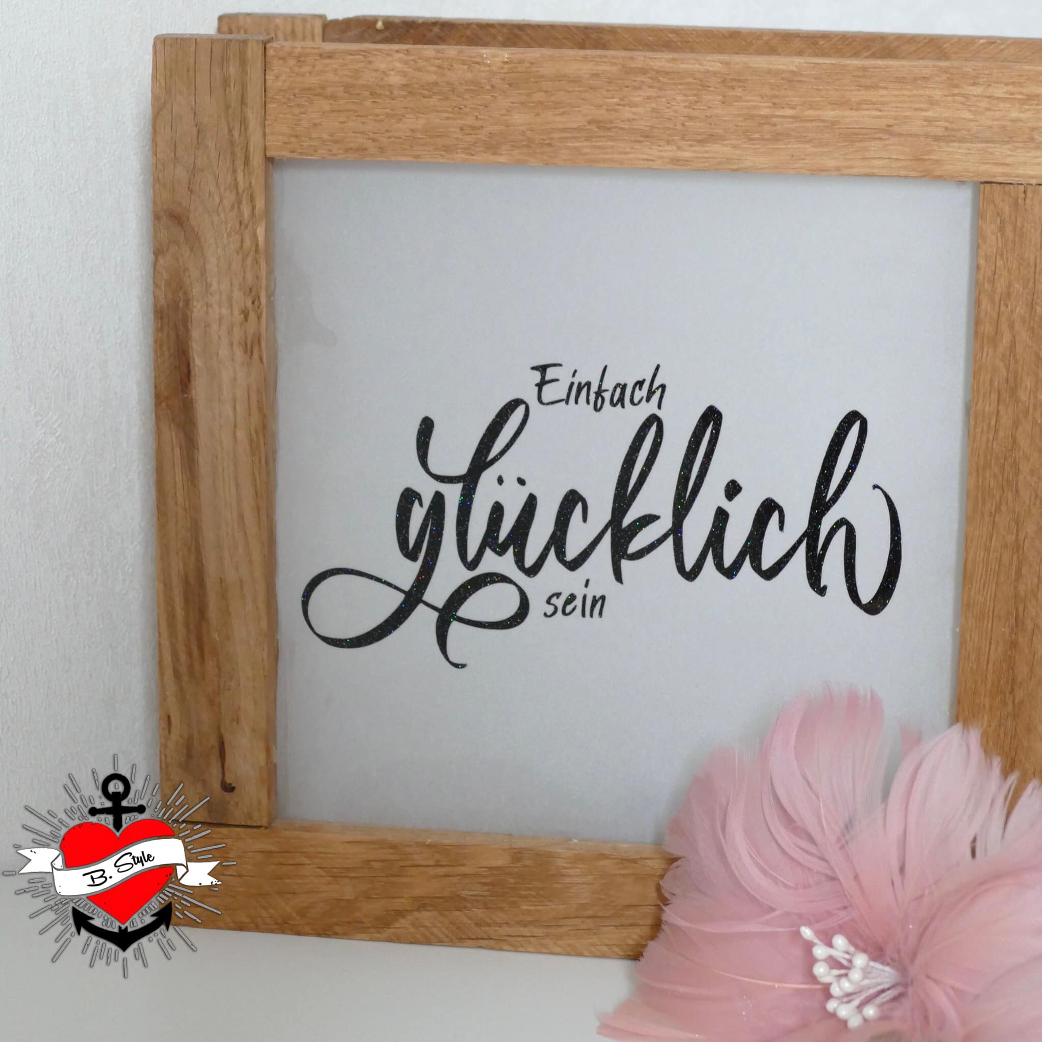 Ein wunderschönes Holzrahmen-Design mit der Aufschrift 'Einfach glücklich sein', ideal für kreative Projekte mit der Plotterdatei von easy-sticks.