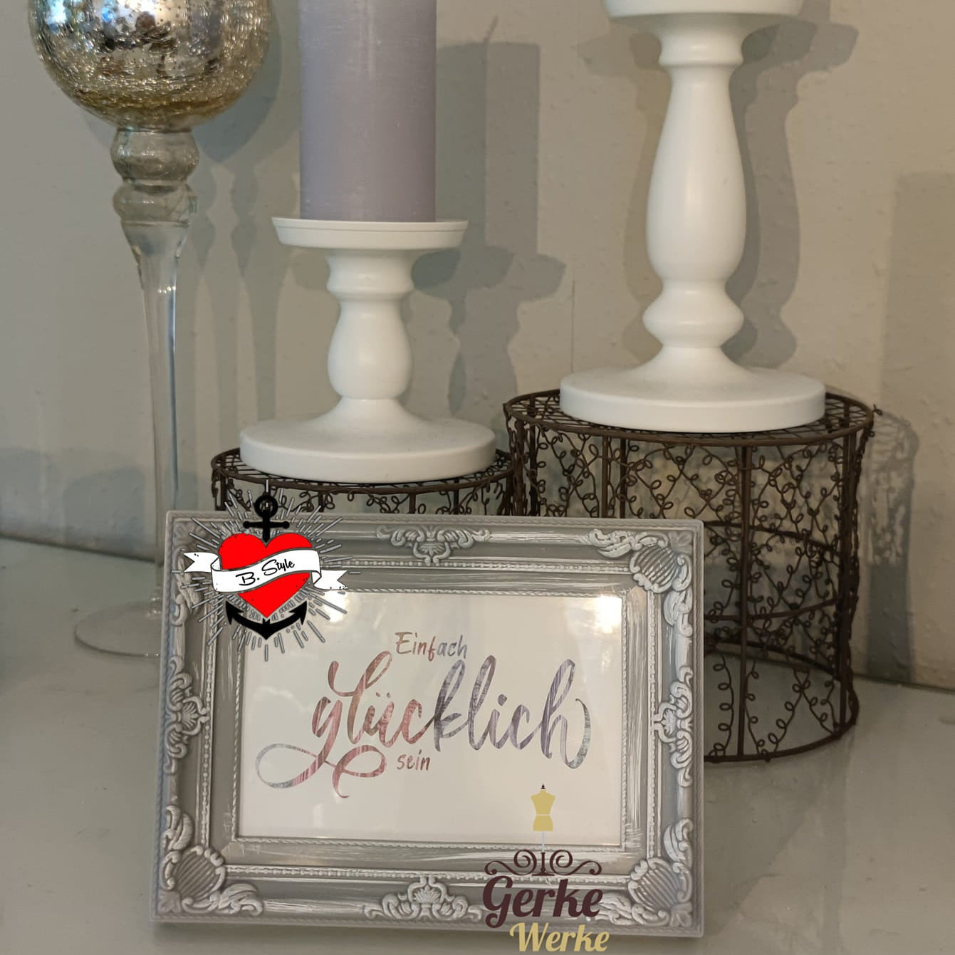 Ein eleganter Bilderrahmen mit der Aufschrift 'Einfach glücklich sein', eine kreative Umsetzung der Plotterdatei von easy-sticks.