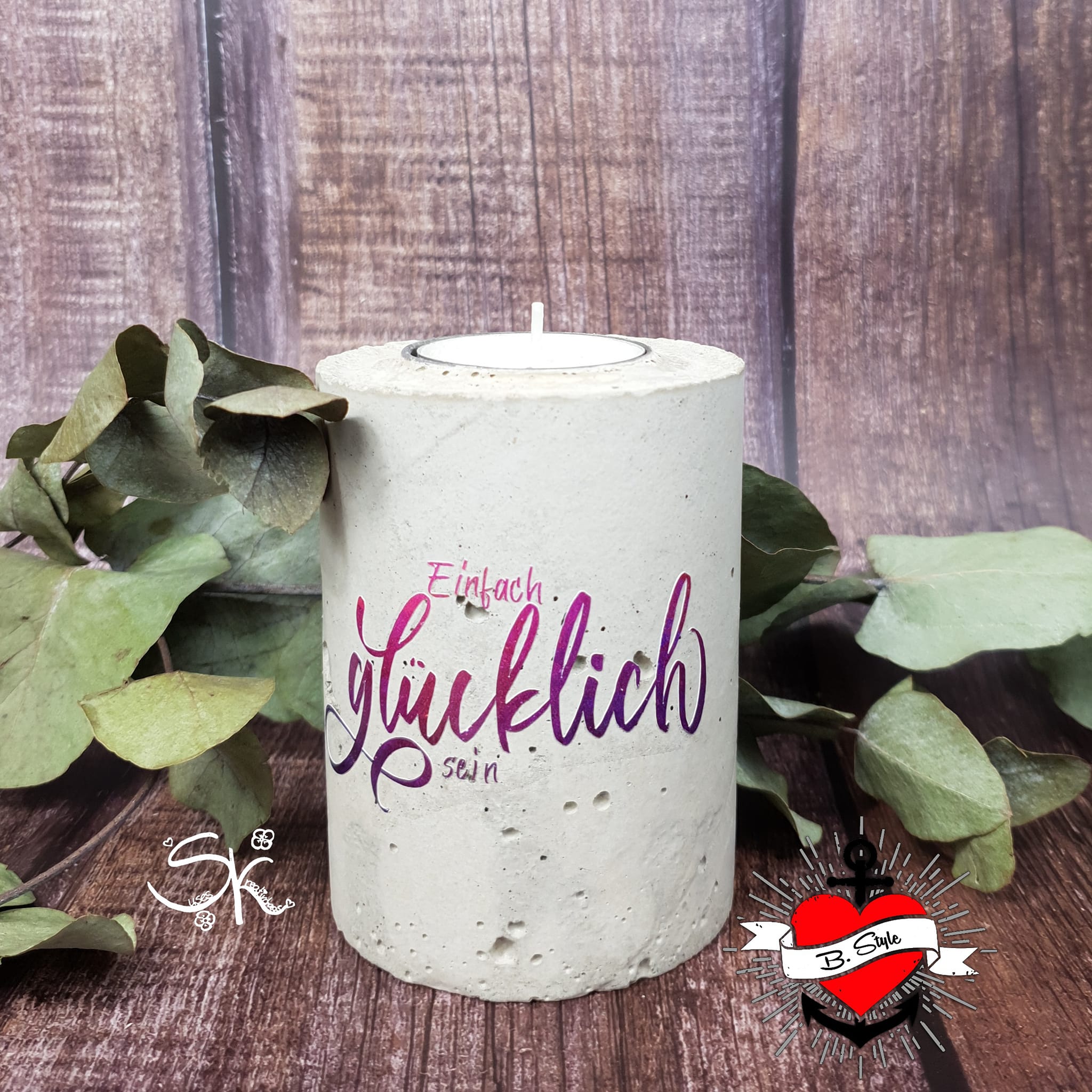 Ein stilvolles, verziertes Kerzengefäß mit der Schriftzug 'Einfach glücklich sein', perfekt für DIY-Projekte mit der Plotterdatei von easy-sticks.