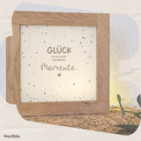 Einfach umgesetzte Lichtbox von easy-sticks, mit dem inspirierenden Spruch 'GLÜCK ist die Summe schöner Momente', umgeben von warmem Licht und dekorativem Rahmen.