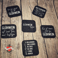 Eine ansprechende Anordnung von Glühwein Coaster mit lustigen Sprüchen aus der Glühwein Plottersprüche Plotterdatei von easy-sticks auf einem Holzuntergrund.