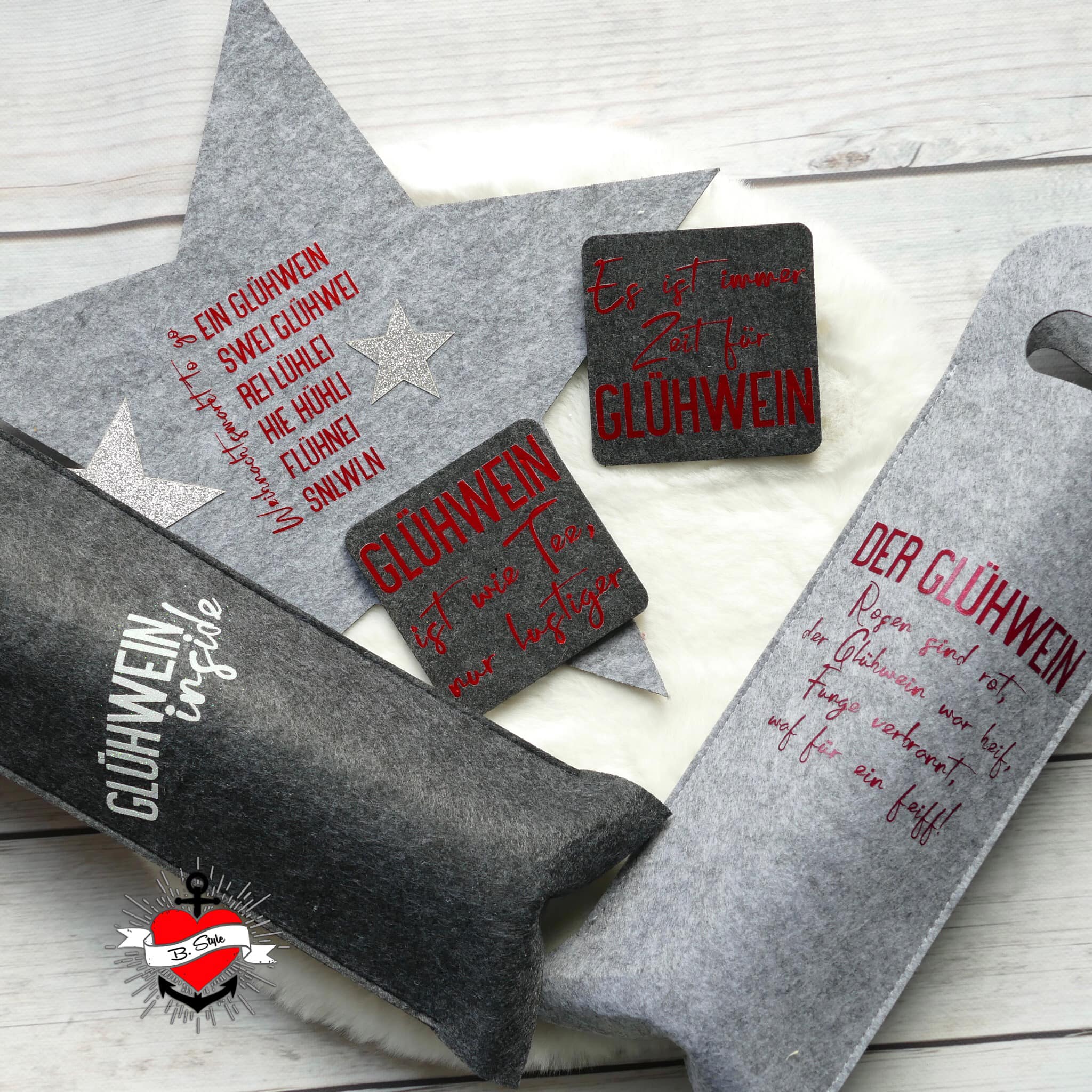 Stylische Glühwein Accessoires, darunter ein gefilzter Stern und Coaster, gestaltet mit Sprüchen aus der Glühwein Plottersprüche Plotterdatei von easy-sticks.