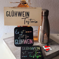 Ein rustikales Präsentationssetup für Glühwein mit einer Holztafel und farbenfrohen Untersetzern. Designs inspiriert von easy-sticks und Teil der Glühwein Plottersprüche Plotterdatei.