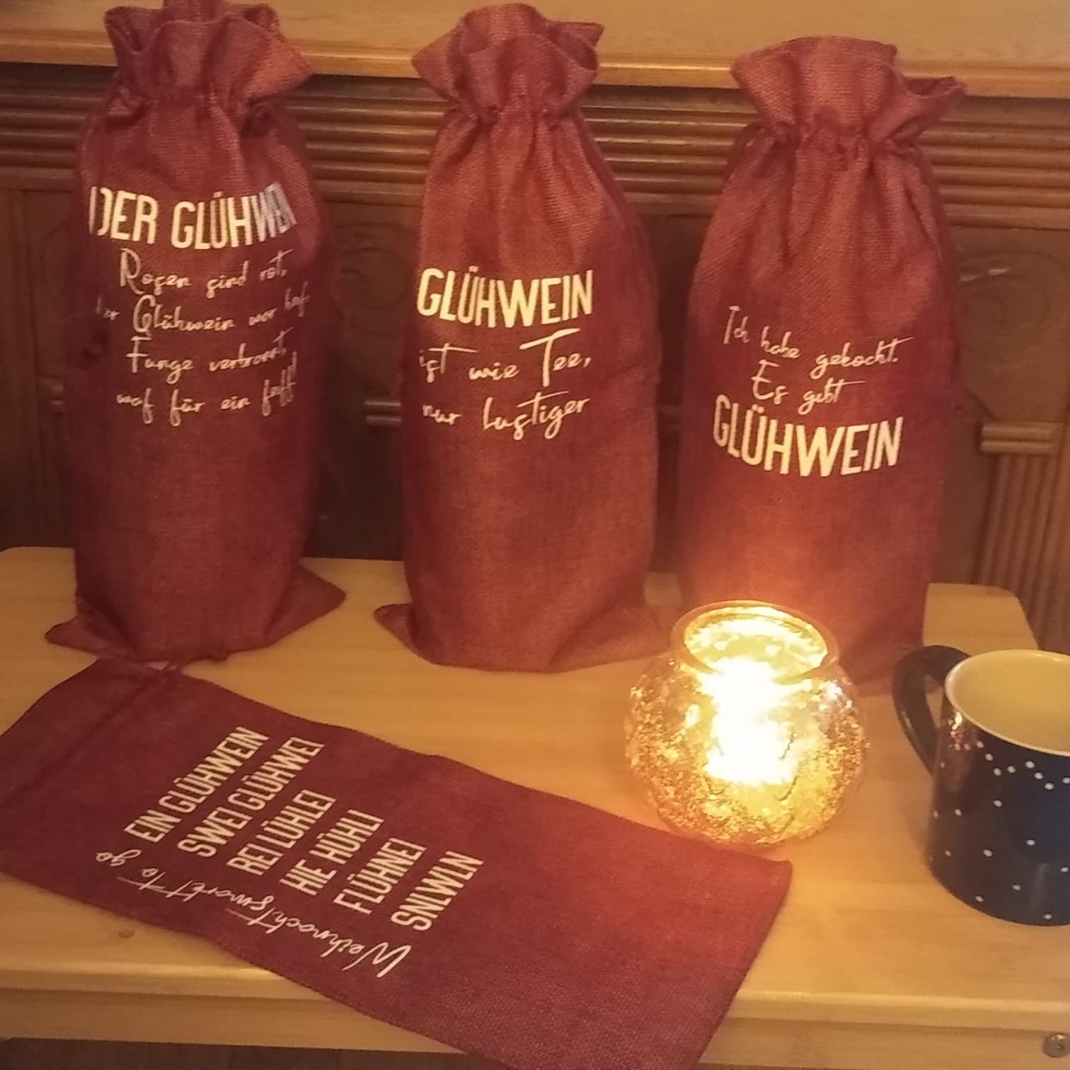 Verschiedene Säckchen für Glühwein in sattem Rot, dekoriert mit humorvollen Sprüchen. Ideal für Geschenke und Partys, erhältlich von easy-sticks als Teil der Glühwein Plottersprüche Plotterdatei.