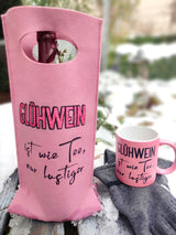 Eine kreative Verpackung für Glühwein aus pinkem Filz mit dem Aufdruck 'GLÜHWEIN ist wie Tee, nur lustiger'. Perfekt für festliche Anlässe von easy-sticks. Teil der Glühwein Plottersprüche Plotterdatei.