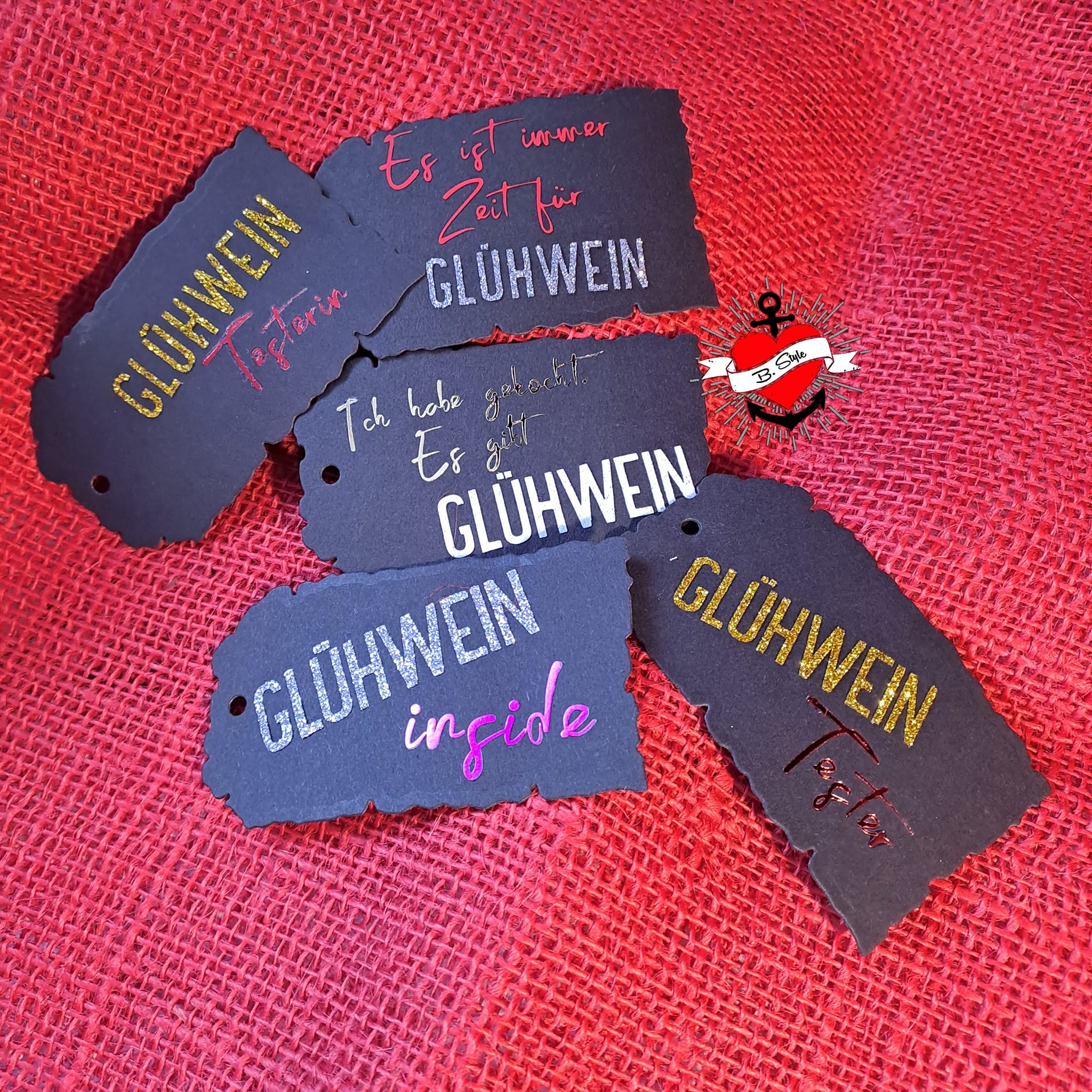 Vielfältige Etiketten mit Glühwein Sprüchen, kreatives Design aus der Glühwein Plottersprüche Plotterdatei von easy-sticks, ideal für persönliche Bastelprojekte.