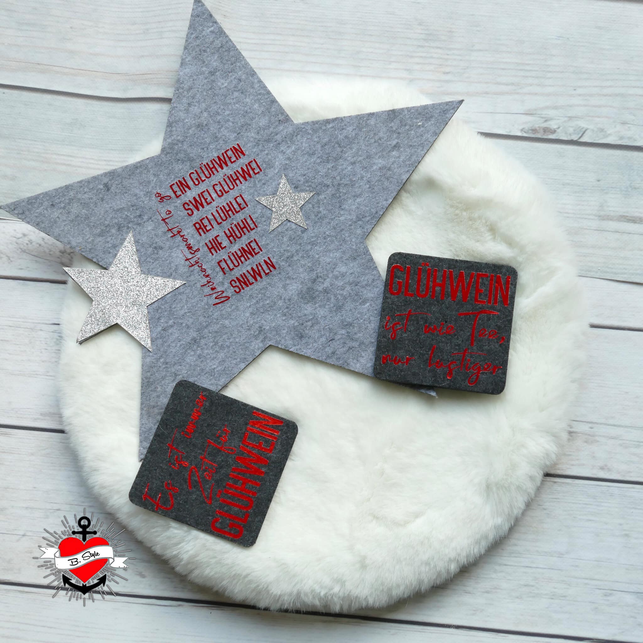Eine kreative Anordnung von Glühwein-Designs auf einem Stern aus Filz und Untersetzern. Festliche Dekoration von easy-sticks, inspiriert durch die Glühwein Plottersprüche Plotterdatei.