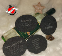 Elegante Glühwein Untersetzer in schwarz mit witzigen Sprüchen und einem Flaschenmotiv. Perfektes Accessoire für winterliche Abende, entworfen von easy-sticks und Teil der Glühwein Plottersprüche Plotterdatei.