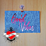 Wunderschöne Darstellung der "Good Vibes" Plotterdatei von easy-sticks, mit buntem Schriftzug auf grauem Filz, perfekt für kreative Projekte.