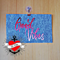 Wunderschöne Darstellung der "Good Vibes" Plotterdatei von easy-sticks, mit buntem Schriftzug auf grauem Filz, perfekt für kreative Projekte.