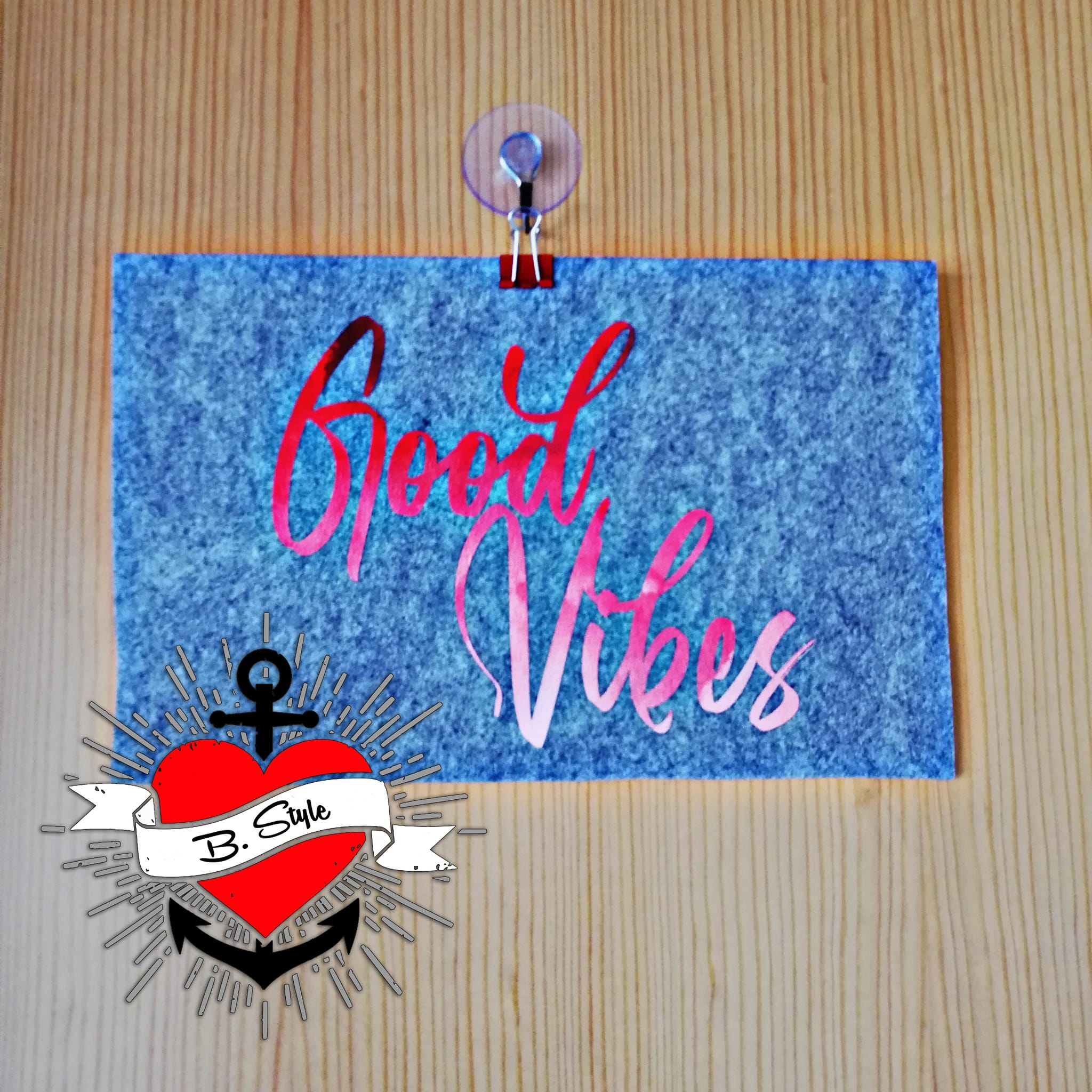 Wunderschöne Darstellung der "Good Vibes" Plotterdatei von easy-sticks, mit buntem Schriftzug auf grauem Filz, perfekt für kreative Projekte.