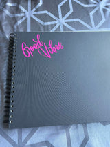 Schwarzes Notizbuch mit pinkem Aufkleber 'Good Vibes' – ein kreatives Projekt aus der Plotterdatei von easy-sticks.