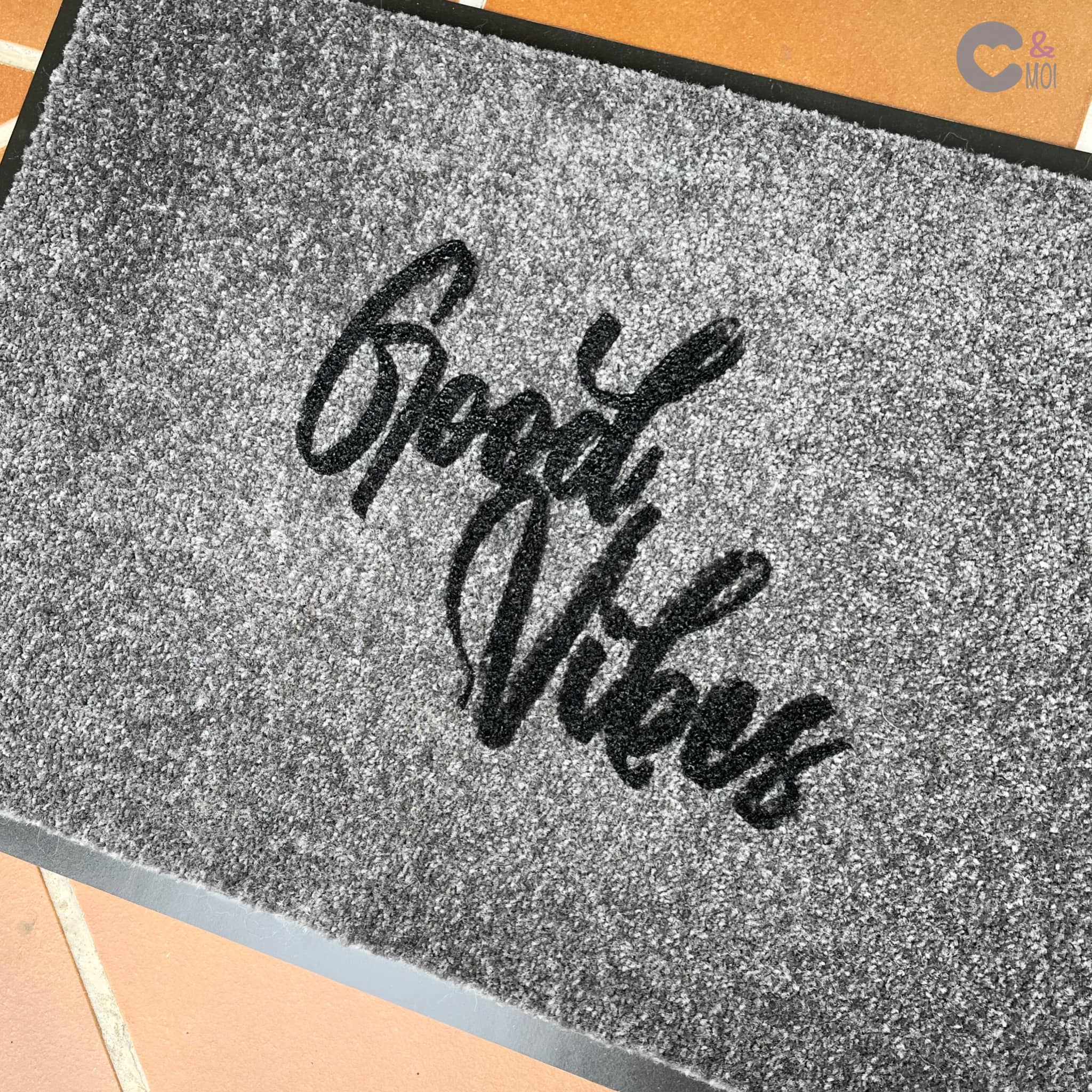 Glamouröser grauer Untergrund mit glänzendem Schriftzug 'Good Vibes' aus der Plotterdatei von easy-sticks.