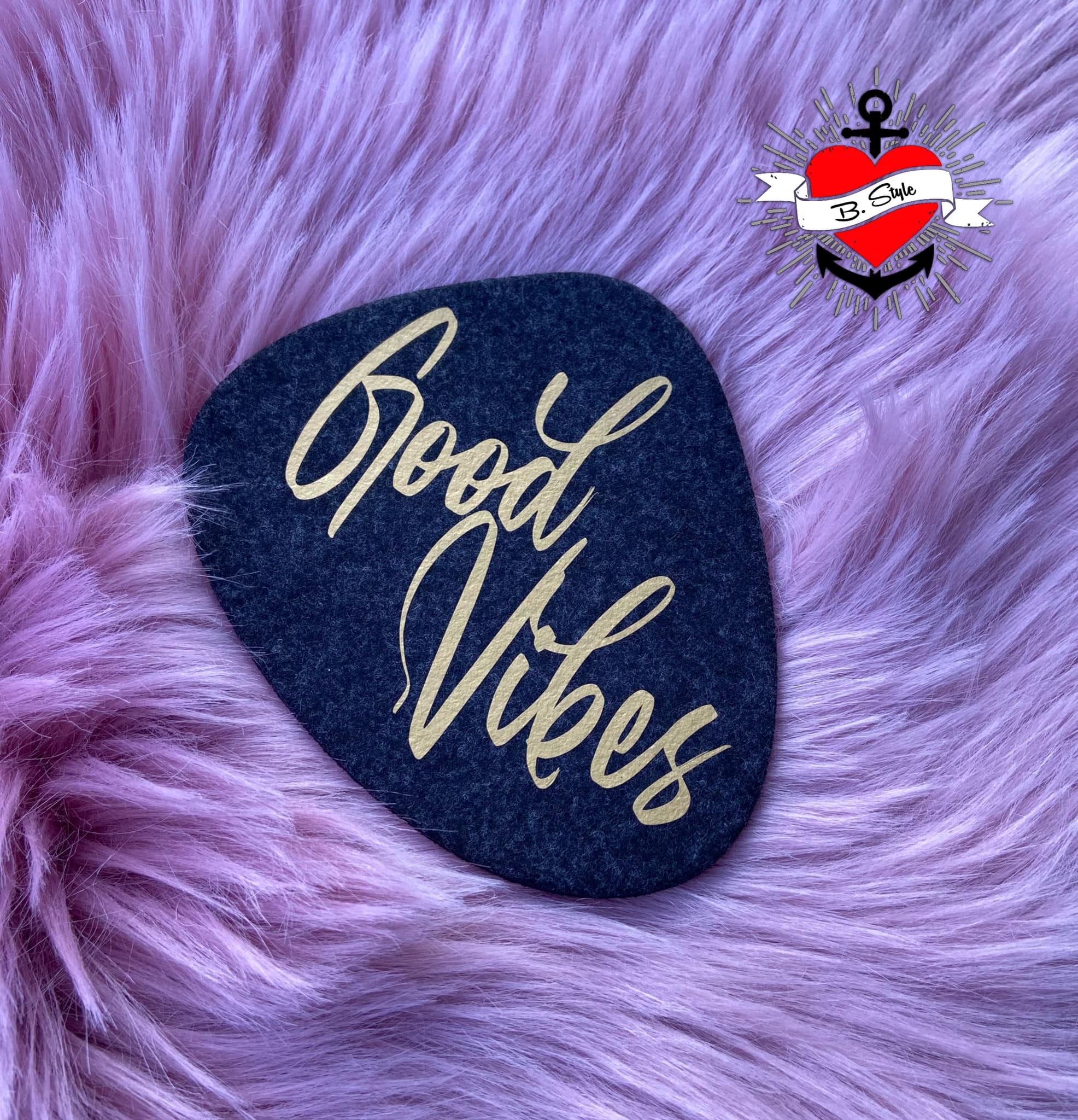 Stylisches schwarzes Filzstück mit goldenem Schriftzug 'Good Vibes' aus der Plotterdatei von easy-sticks.