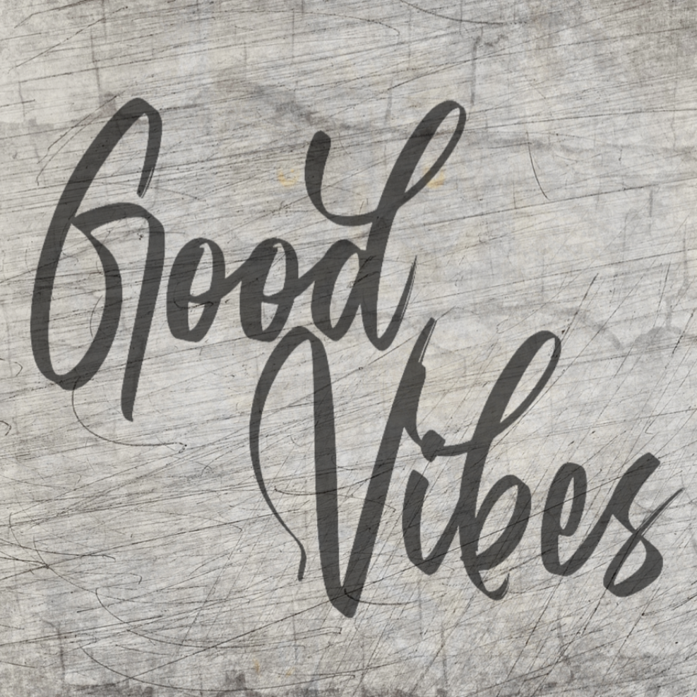 Kreatives Design mit der 'Good Vibes' Plotterdatei von easy-sticks, auf einer texturierten Holzoberfläche.