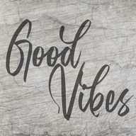 Kreatives Design mit der 'Good Vibes' Plotterdatei von easy-sticks, auf einer texturierten Holzoberfläche.
