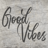 Kreatives Design mit der 'Good Vibes' Plotterdatei von easy-sticks, auf einer texturierten Holzoberfläche.