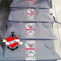 Stylische Grillköche Schürzen mit dem Aufdruck "CHEF AM GRILL". Fünf personalisierte Schürzen von easy-sticks, perfekt für Grillpartys oder als Geschenk für Grillfans.