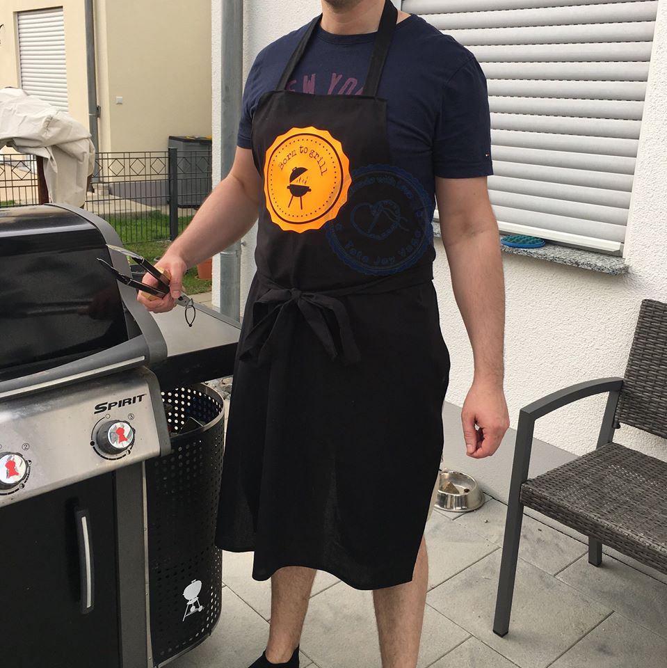 Born to grill Zeichen auf T-Shirt, Mann am Grill