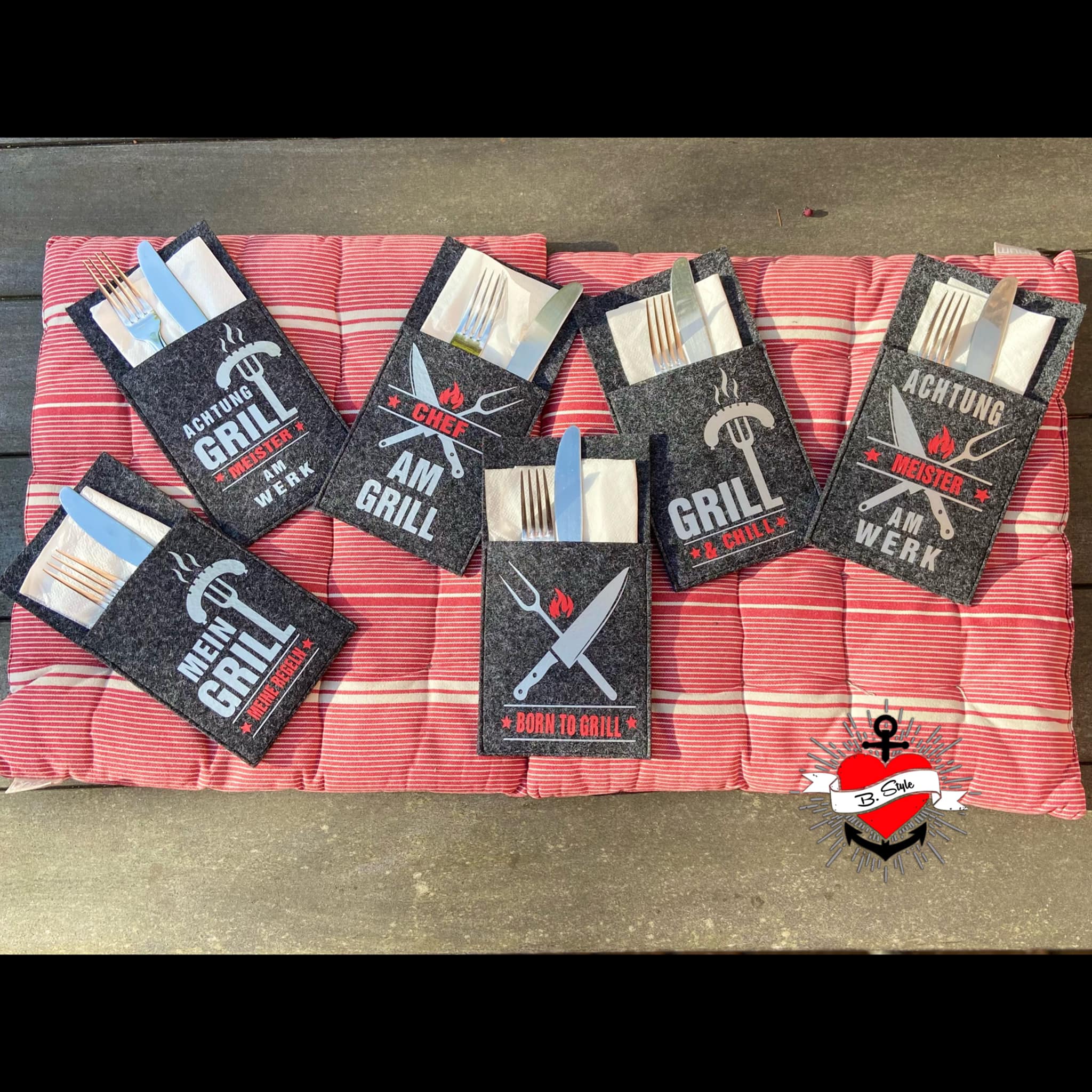Eine Sammlung von stilvollen Bestecktaschen mit verschiedenen Grilldesigns, darunter "MEIN GRILL" und "BORN TO GRILL", die zu kreativen Anlässen passen, erhältlich durch easy-sticks und kreiert mit der "Grill Sprüche" Plotterdatei.