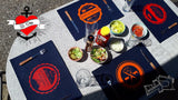 Tischsets am gedeckten Tisch mit zum Theama Grillen: Steak it easy, Grill +em all, Kann Spuren von Grillfleisch enthalten, Ich grill Fleisch, Rinderfilet krümelt nicht, Mein Grill Meine Regeln, Born to grill