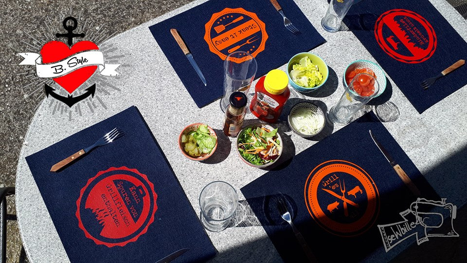 Tischsets am gedeckten Tisch mit zum Theama Grillen: Steak it easy, Grill +em all, Kann Spuren von Grillfleisch enthalten, Ich grill Fleisch, Rinderfilet krümelt nicht, Mein Grill Meine Regeln, Born to grill