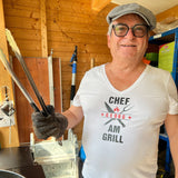 Ein fröhlicher Grillmeister in einem T-Shirt mit der Aufschrift "CHEF GEORG AM GRILL", der bereit ist, seine Grillkunst zu präsentieren, inspiriert durch die "Grill Sprüche" Plotterdatei von easy-sticks.