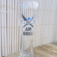 Ein stilvolles Glas mit der Aufschrift "CHEF AM GRILL" und Grillwerkzeug-Design, ideal für alle Grillliebhaber, angeboten von easy-sticks als Teil der "Grill Sprüche" Plotterdatei.