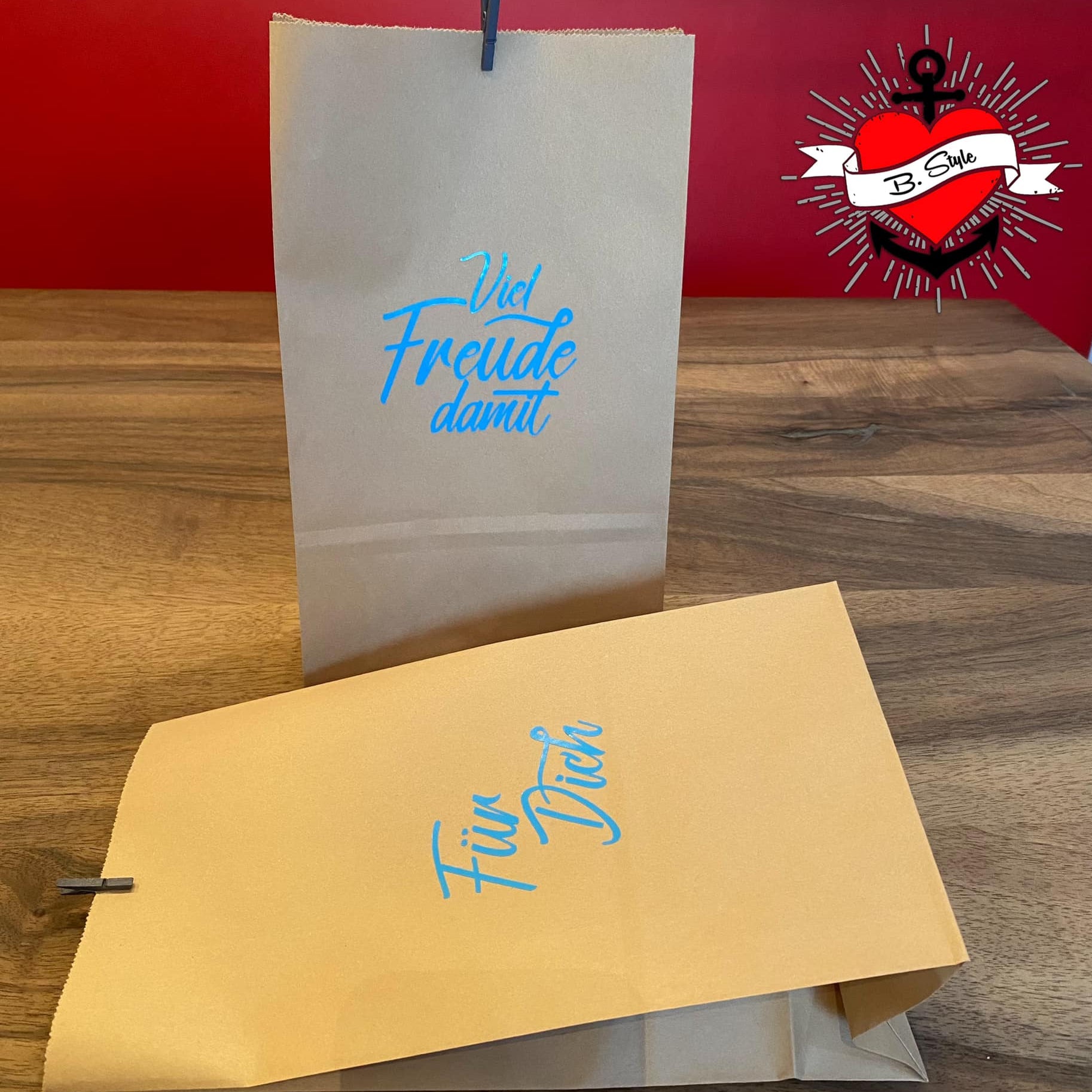 Kreative Verpackungen mit der Grüße Plotterdatei von easy-sticks, präsentiert in einer eleganten Holz- und Papiertüte.