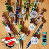 Bunte Stifte mit kreativen Etiketten, inspiriert von der Grüße Plotterdatei von easy-sticks.