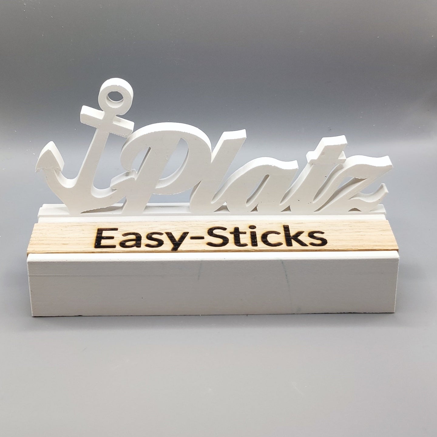 Dekorative Tischdekoration mit dem Easy-Sticks Silikonform Basis für Einschieber, auf dem die Worte 'Platz' und ein Ankermotiv zu sehen sind.