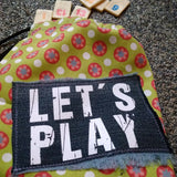 Lebendige Tragetasche mit dem Aufdruck 'LET'S PLAY', gestärkt durch die grunge Schrift Plotterdatei von easy-sticks, ideal für kreative DIY-Projekte.