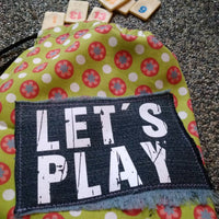 Lebendige Tragetasche mit dem Aufdruck 'LET'S PLAY', gestärkt durch die grunge Schrift Plotterdatei von easy-sticks, ideal für kreative DIY-Projekte.