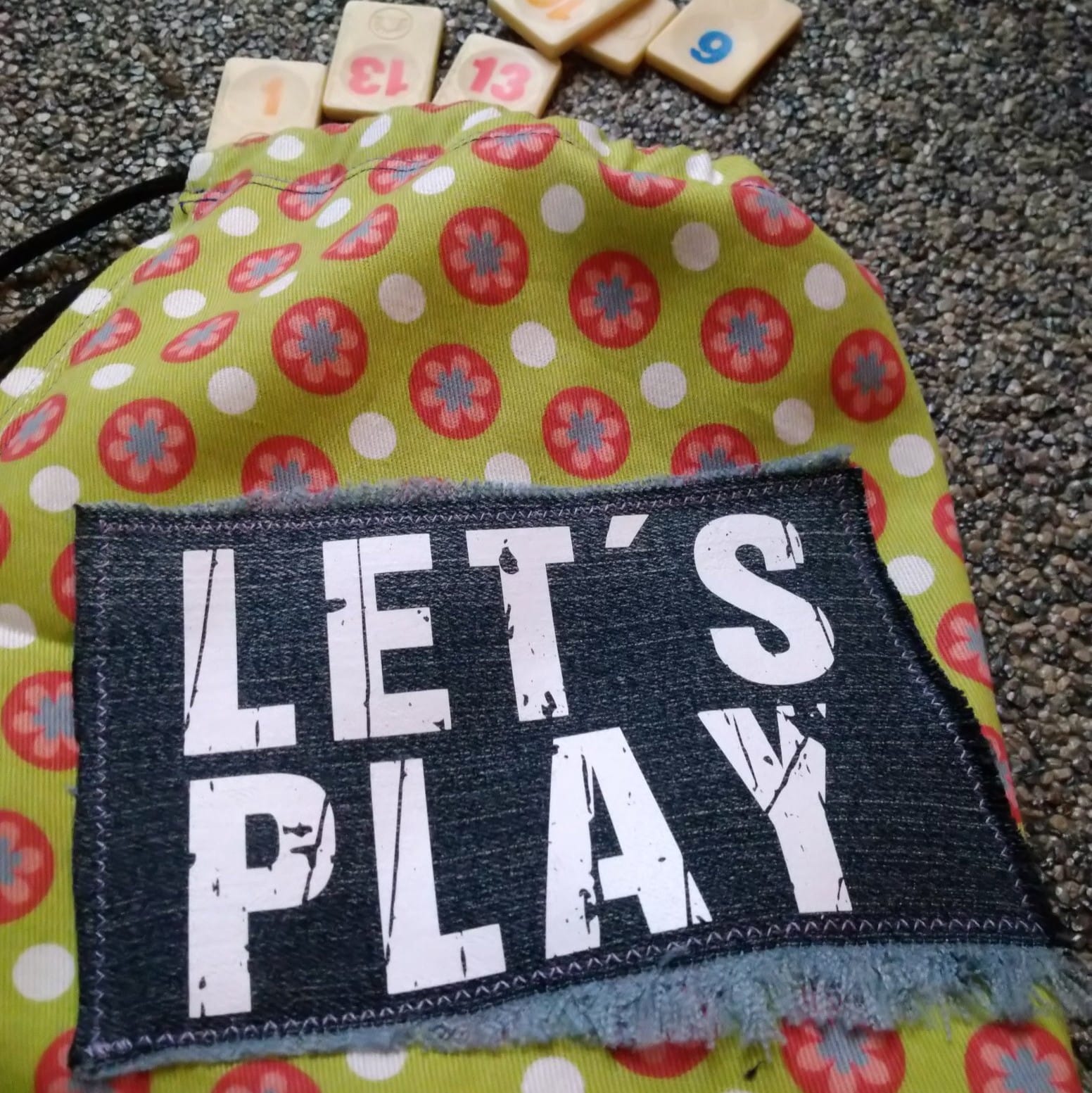Lebendige Tragetasche mit dem Aufdruck 'LET'S PLAY', gestärkt durch die grunge Schrift Plotterdatei von easy-sticks, ideal für kreative DIY-Projekte.