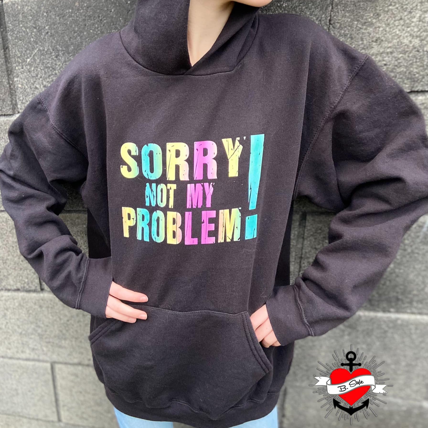 Modische Kapuzenjacke mit buntem grunge Schriftzug "SORRY NOT MY PROBLEM!", kreiert von easy-sticks.