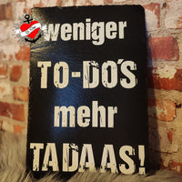 Dekorative Wandtafel mit griffigem grunge Schriftzug "weniger TO-DO'S mehr TADAAS!", entworfen von easy-sticks.