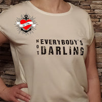 Kreatives T-Shirt mit griffigem Grunge Schriftzug "NOT EVERYBODY'S DARLING", designed von easy-sticks.