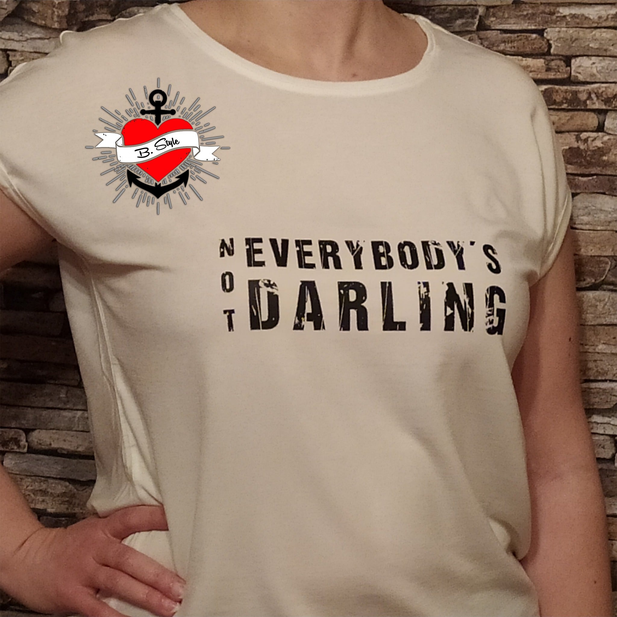 Kreatives T-Shirt mit griffigem Grunge Schriftzug "NOT EVERYBODY'S DARLING", designed von easy-sticks.