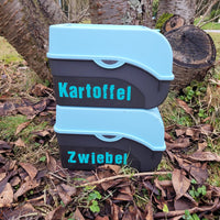 Grunge Schrift Plotterdatei von easy-sticks. Abbildung von zwei Aufbewahrungsbehältern mit den Beschriftungen "Kartoffel" und "Zwiebel" auf leicht verwittertem Hintergrund.